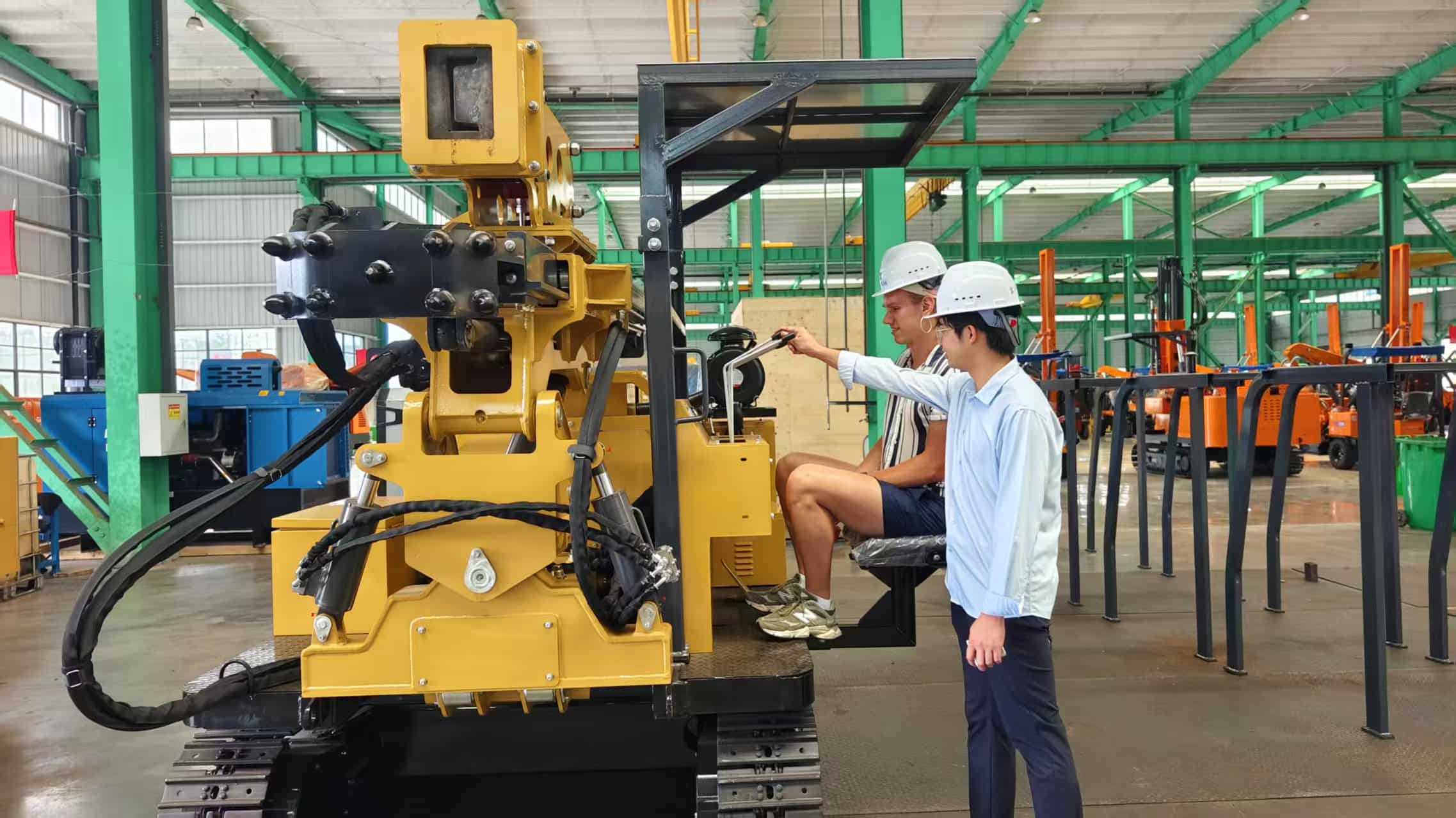 عملاء من المملكة المتحدة يزورون شركة Anhui Tezhong Machinery: حفارات الركائز الشمسية تحظى بالإشادة
