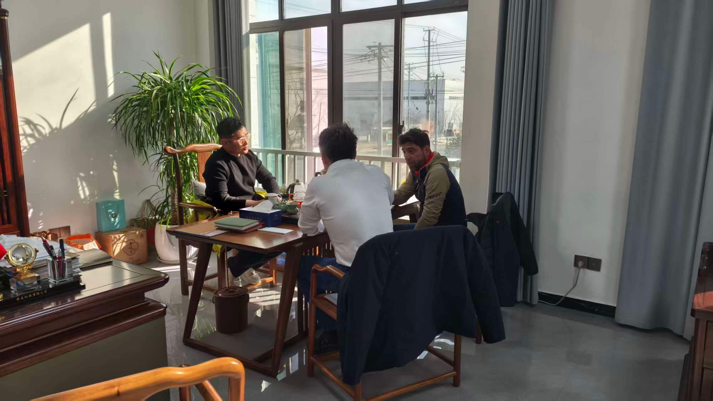 عميل إيطالي يزور مصنع آنهوي تيزهونغ لتجربة إنتاج آلات دق الركائز الشمسية المصممة حسب الطلب