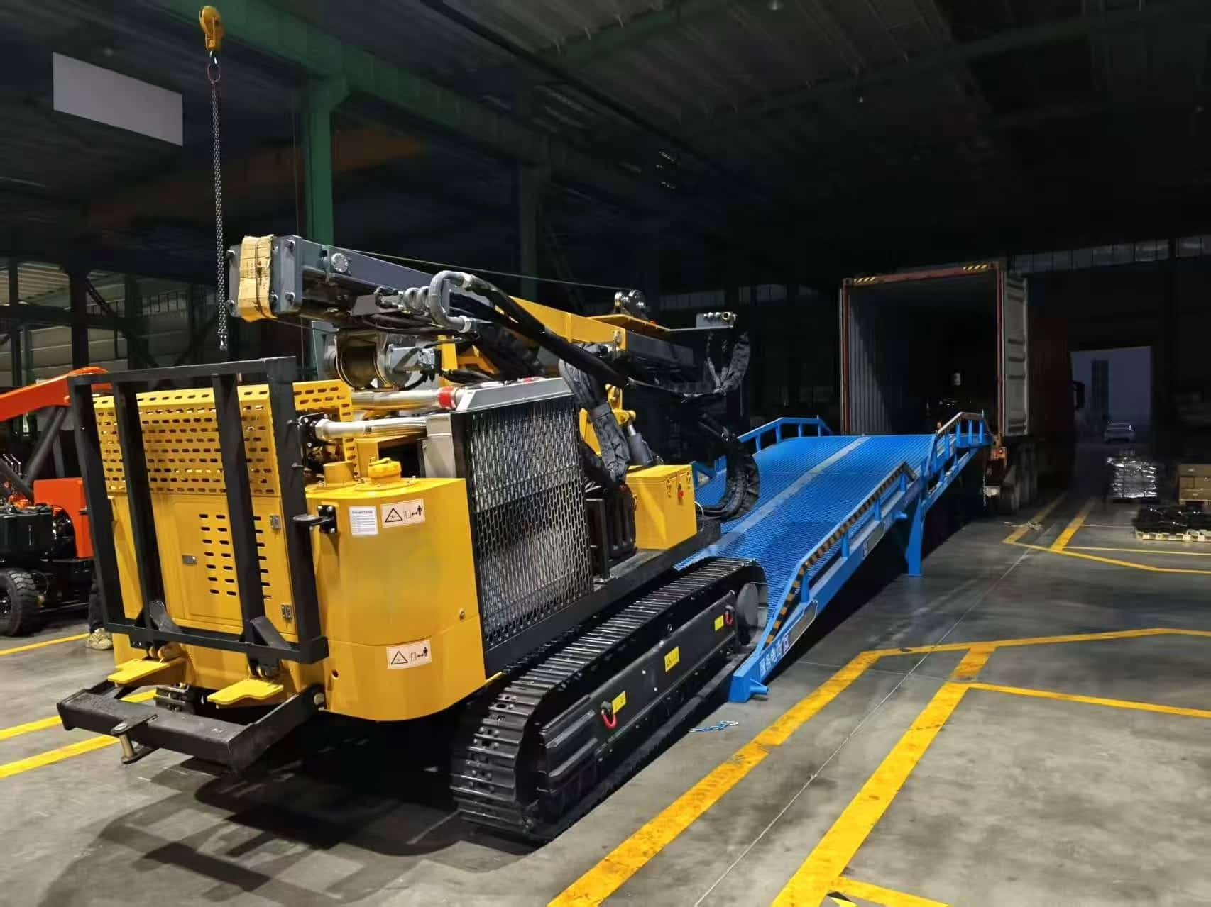 تمكين الطاقة الخضراء في إيطاليا: تم شحن جهازين مخصصين لدق ركائز الطاقة الشمسية من طراز TZ536 متوافقين مع معايير Euro 5